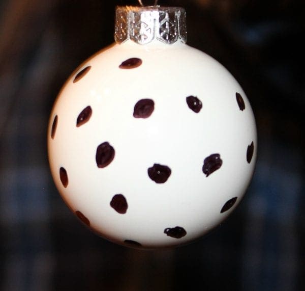 sharpie-chrismas-ornaments-polka-dot