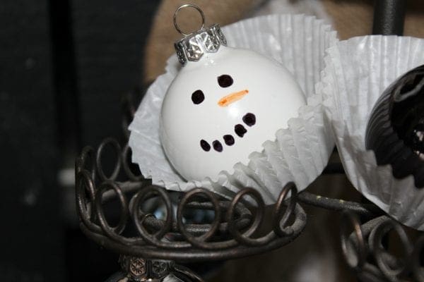 sharpie-chrismas-ornaments-snowman