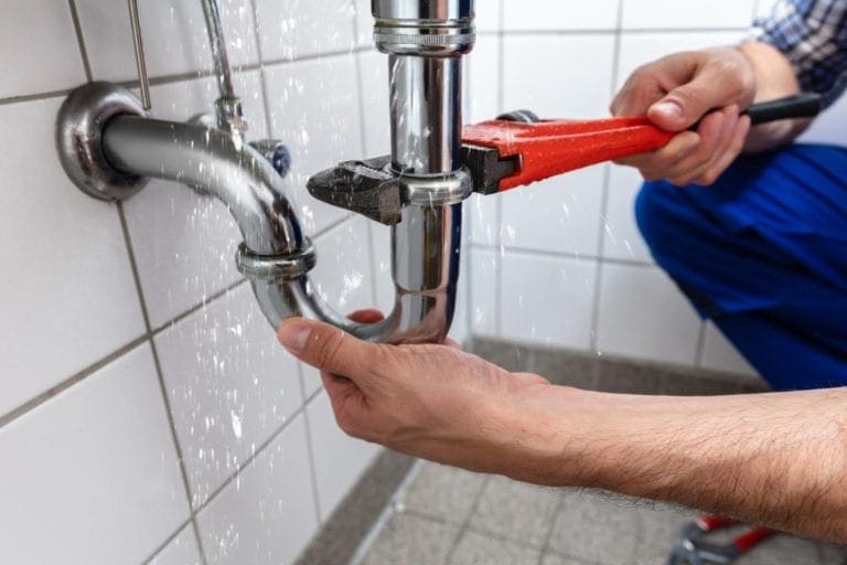 5 Key Factors to Consider Before Choosing a Plumbing Service